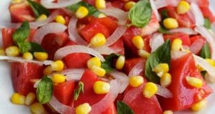 Pomidorlu qarğıdalı salatı